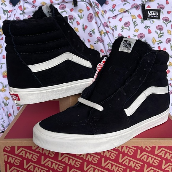 Vans Men’s Sk8-Hi
Cozy Hug Black
VN0A7Q5NBLK
Sneakers - Picture 9 of 16